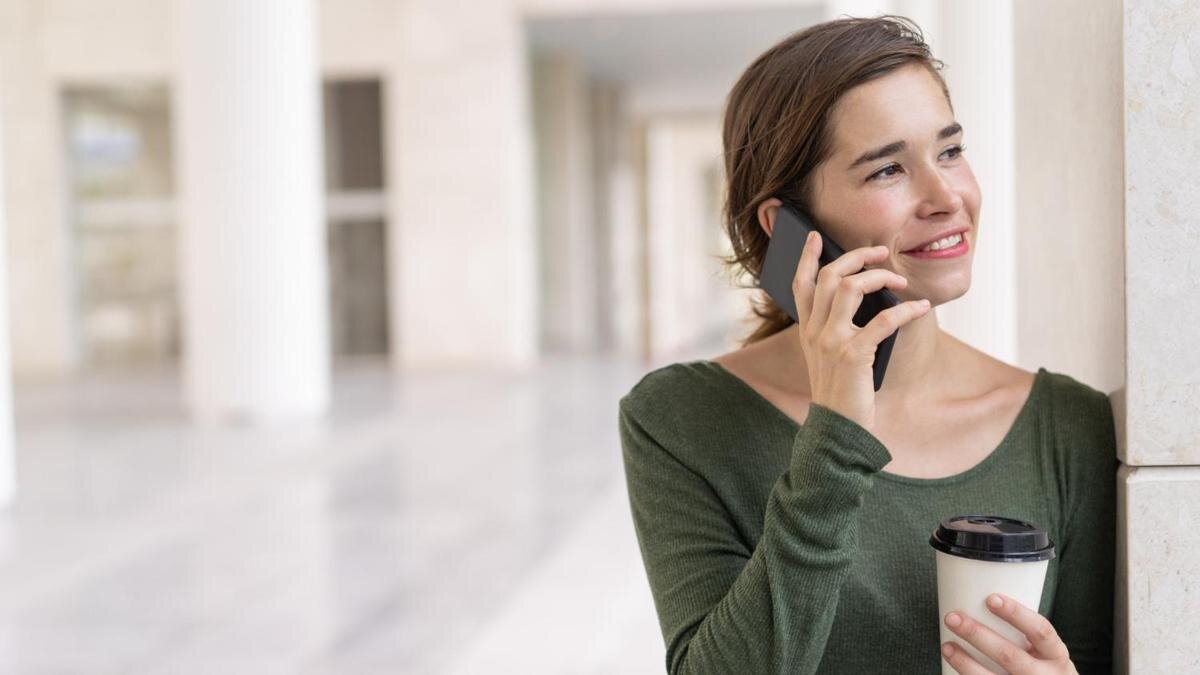    Общение по телефону:Freepik