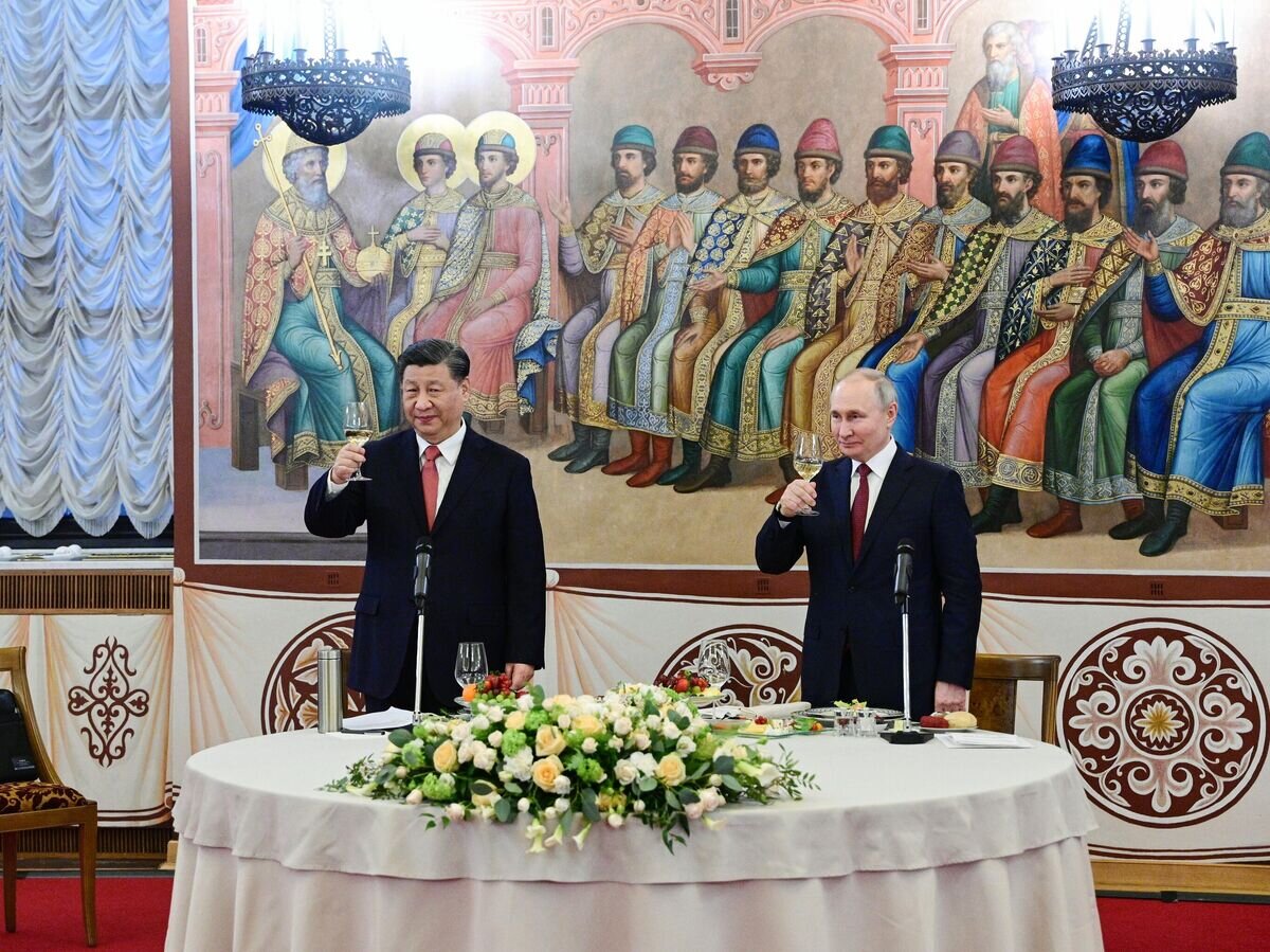Президент РФ Владимир Путин и председатель КНР Си Цзиньпин на торжественном приеме в Грановитой палате Московского Кремля© РИА Новости / Павел Быркин