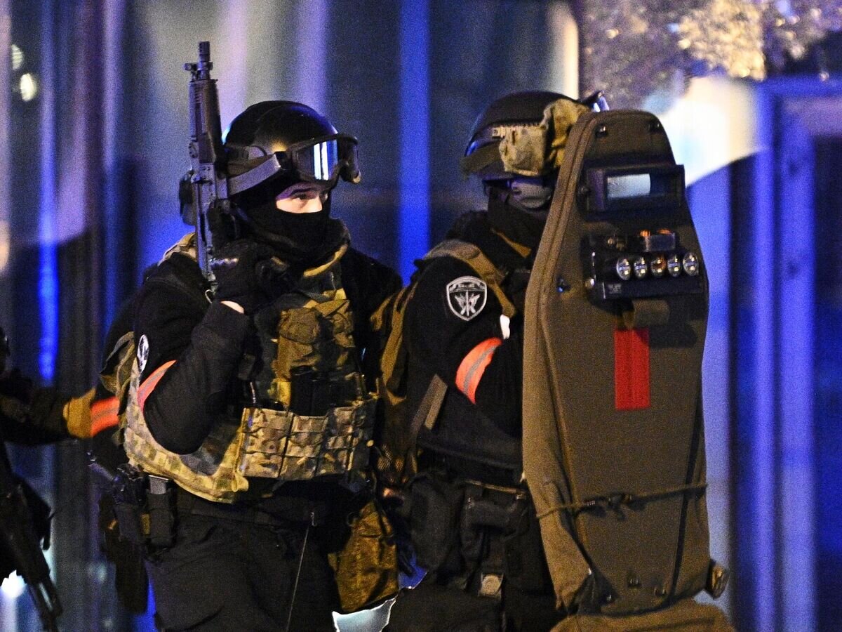    Сотрудники силовых структур у концертного зала "Крокус Сити Холл", где произошла стрельба© РИА Новости / Сергей Бобылев