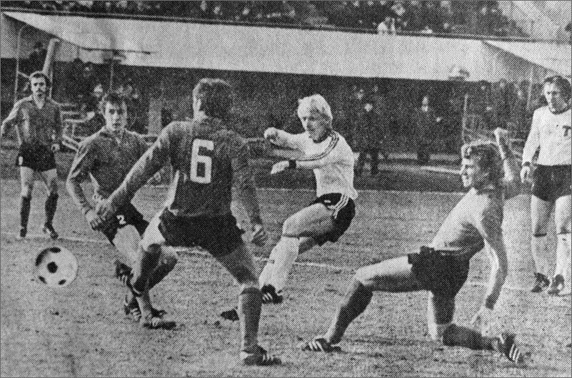 «Торпедо» - «Заря» (Ворошиловград) – 1:0. По воротам «Зари» бьёт торпедовец Владимир Сахаров. Справа в белой футболке торпедовец Владимир Сучилин.