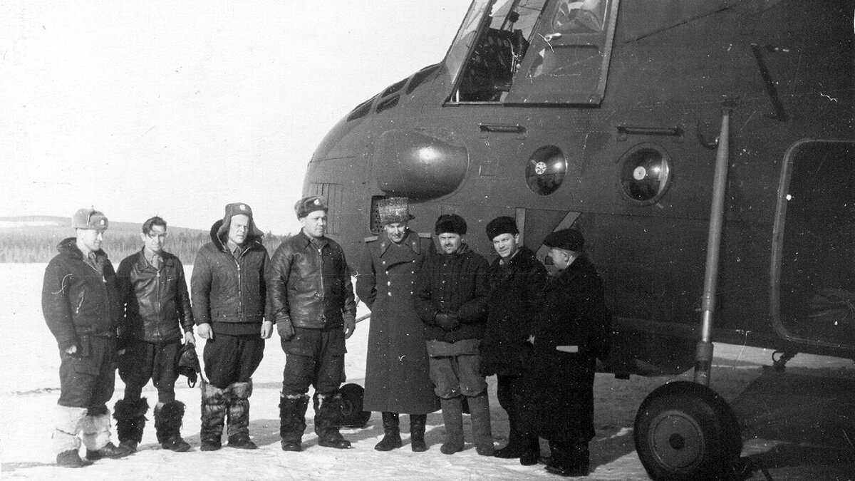 Высокопоставленные военные чины на месте аварии.