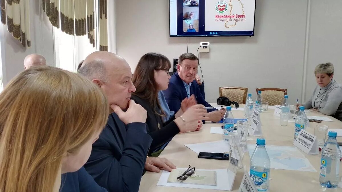     Экспертный совет по экологии и природопользованию Верховного Совета Хакасии обсудил на выездном заседании в Ширинском районе действующие ограничения на использование моторных маломерных судов на озерах Белё, Шира и Баланкуль. Судя по всему, их оставят в силе.