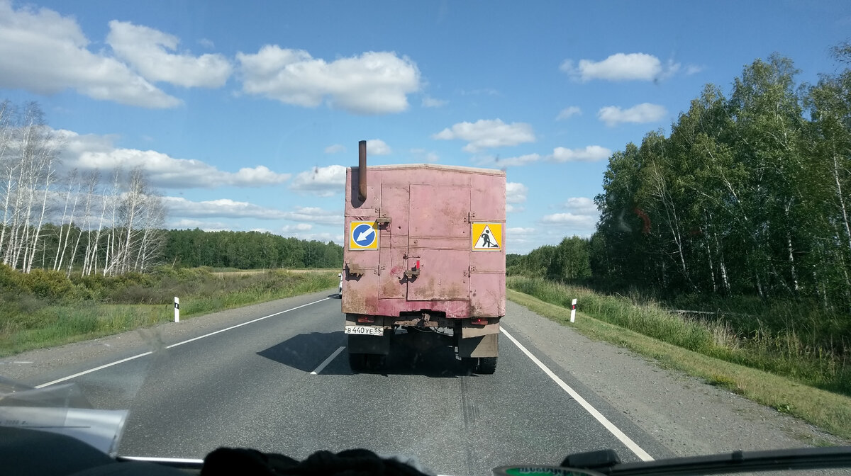 впереди "идущая" бытовка  - самоходка