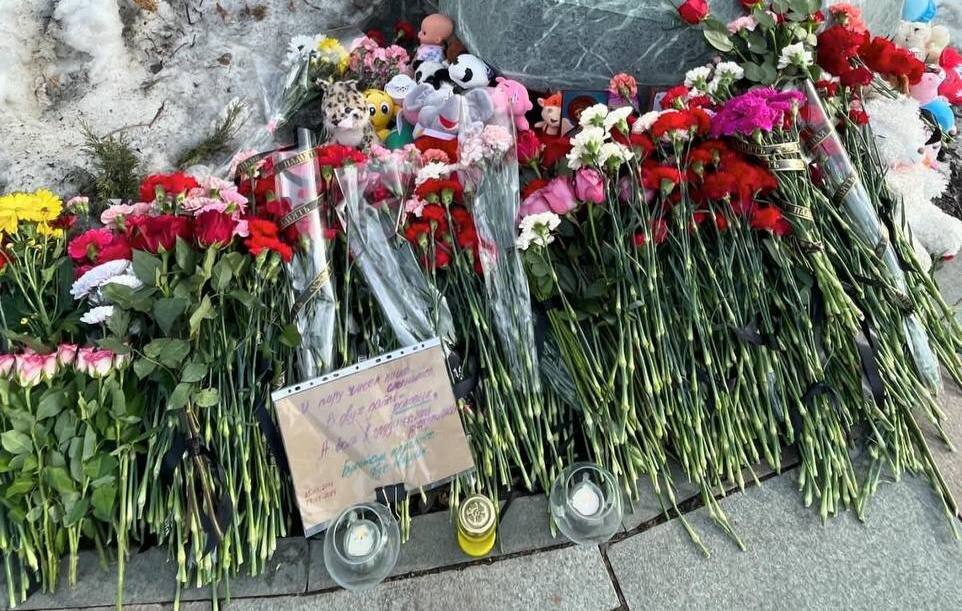 Сегодня кузбассовцы скорбят по погибшим в "Зимней вишне" и "Крокус Сити Холле".