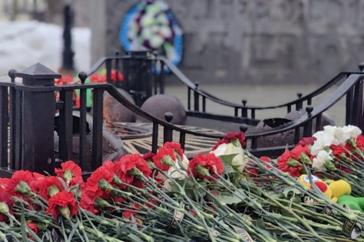    Горожане приносят цветы в память о погибших.