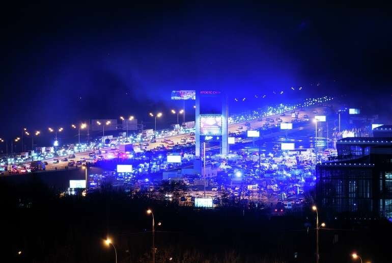 Машины полиции и скорой помощи у горящего концертного зала “Крокус Сити Холл”, где произошла стрельба. Как минимум три человека в камуфляже открыли огонь в фойе здания, есть погибшие и раненые. Владимир Сергеев / РИА Новости