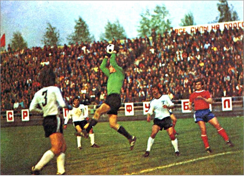 ЦСКА (Москва) – «Торпедо» - 1:2. Слева направо торпедовцы Василий Жупиков (№3), Николай Васильев, Вячеслав Чанов, Виктор Круглов и армеец Юрий Чесноков.