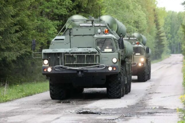 Транспортно-установочная пусковая установка С-400 TEL является основным компонентом батареи ПВО С-400. (Фото МО РФ)