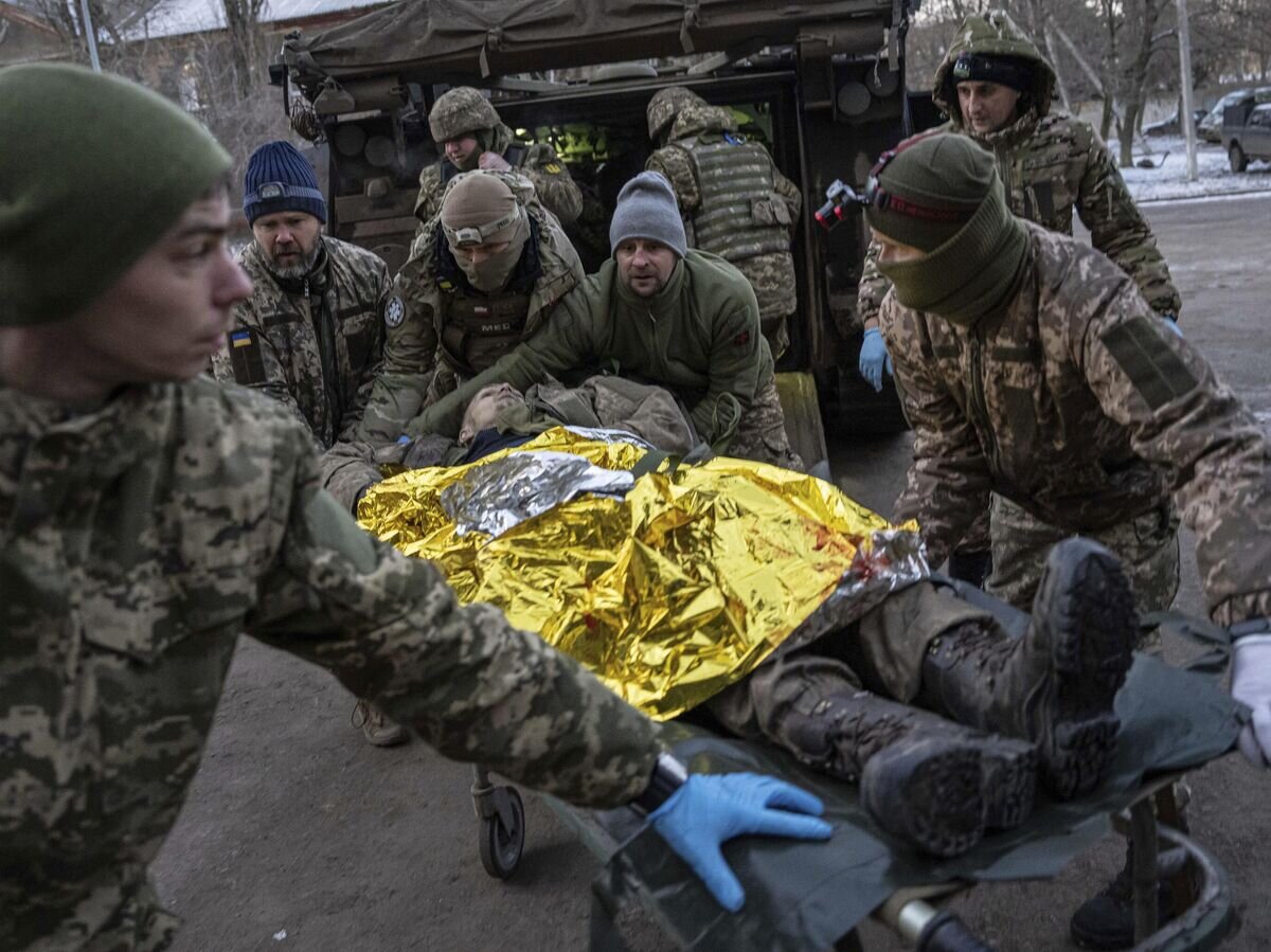    Эвакуация раненого украинского военного© AP Photo / Evgeniy Maloletka