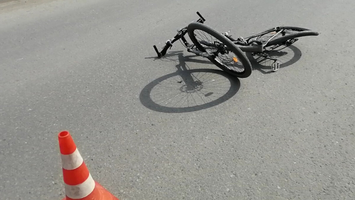 Попал на велосипеде под колёса автомобиля. Фото из интернета.