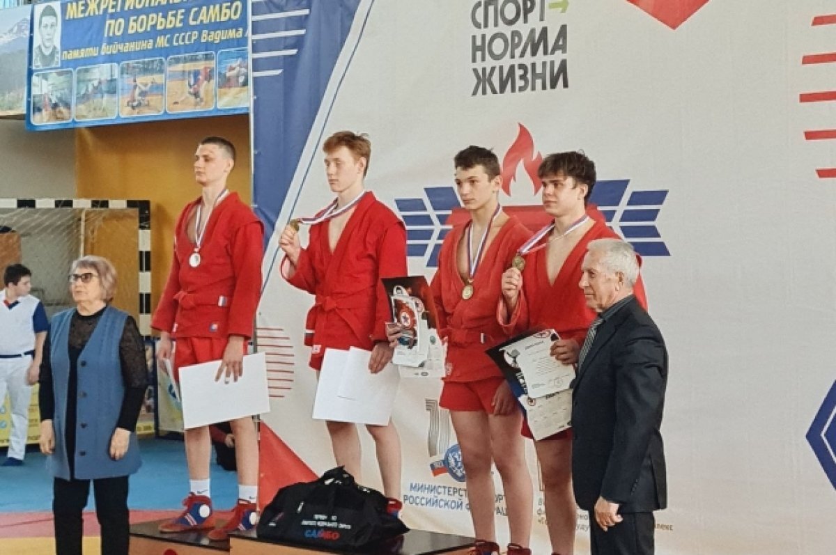    Самбисты из Красноярского края завоевали пять медалей первенства Сибири