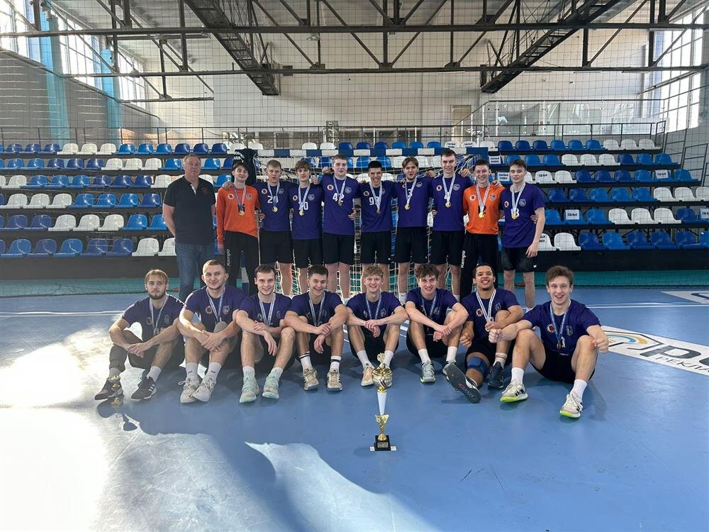 Чеховцы — победители первенства России. Евгений Шейкин — крайний слева в нижнем ряду