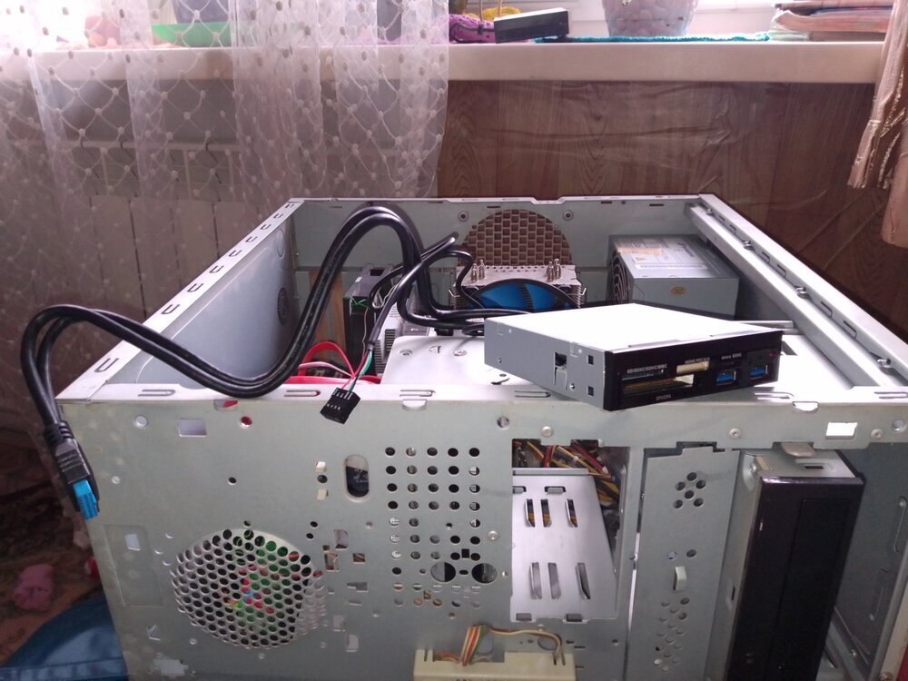 Перед установкой нового картридера. Старый на фото лежит на подоконнике.