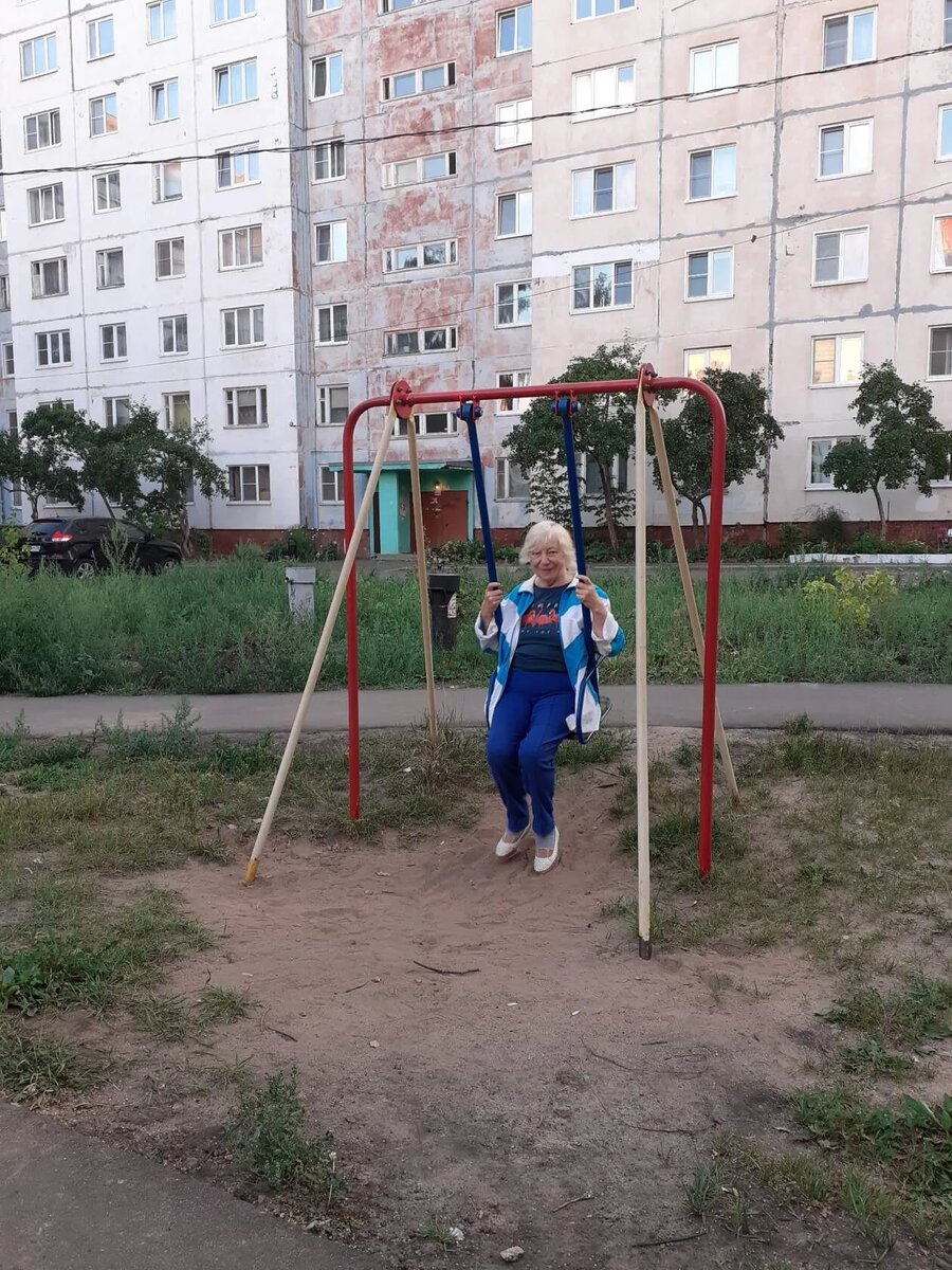 Мы с мамочкой в последнее её лето 2022. Гуляем ранним утром. пока весь город спит).