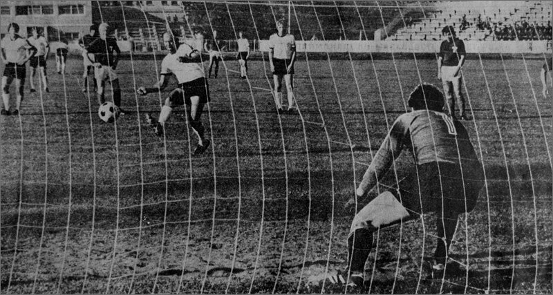 «Торпедо» - «Шахтёр» (Донецк) – 1:2. Нападающий гостей Виталий Старухин с пенальти сравнивает счёт.