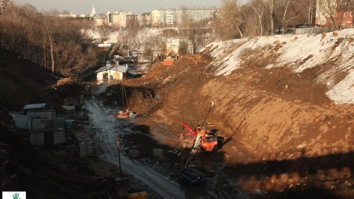     В Почаинском овраге в центре Нижнего Новгорода продолжается создание террасного парка. В социальных сетях были опубликованы фотографии со стройплощадки.