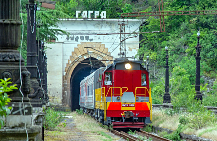 Ретро-поезд «Сочи» отвезет туристов из Туапсе в Гагры / Фото: из открытых источников