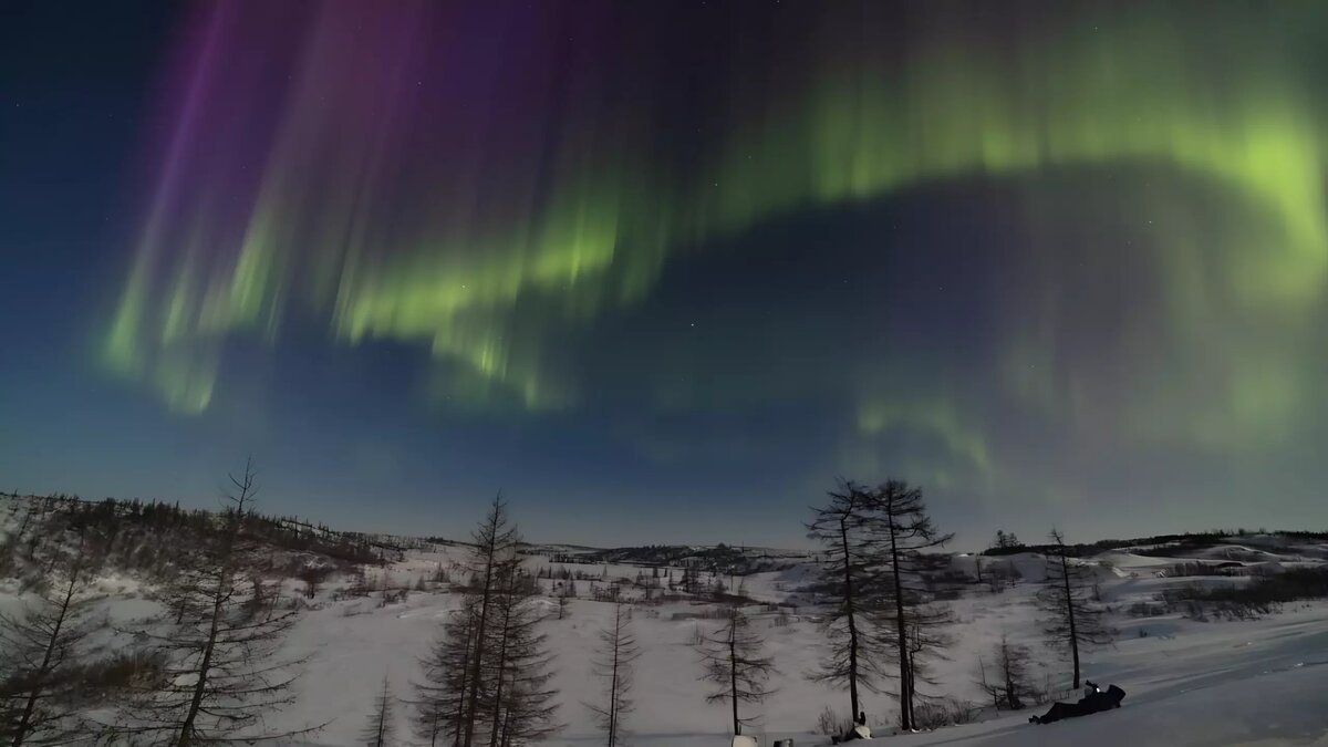     На Земле началась сильнейшая почти за 20 лет магнитная буря, которая вызвала северное сияние. Собрали фото.