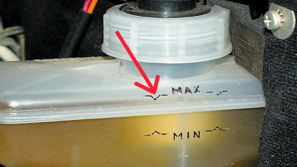 Обсудим интересный вопрос, который задали мне в комментариях: «Нужно ли держать максимальный уровень тормозной жидкости в бачке?