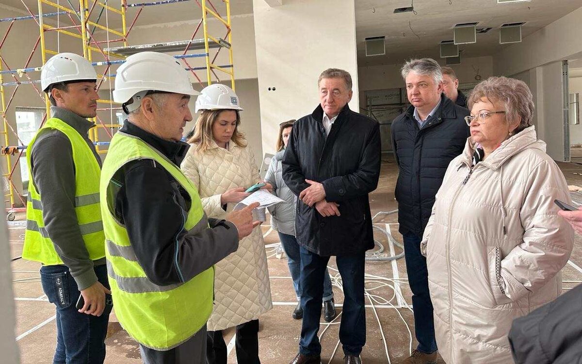    Воронежский сенатор Сергей Лукин проинспектировал строительство Федерального детского реабилитационного центра в Евпатории Фото предоставлено пресс-службой Совета Федерации