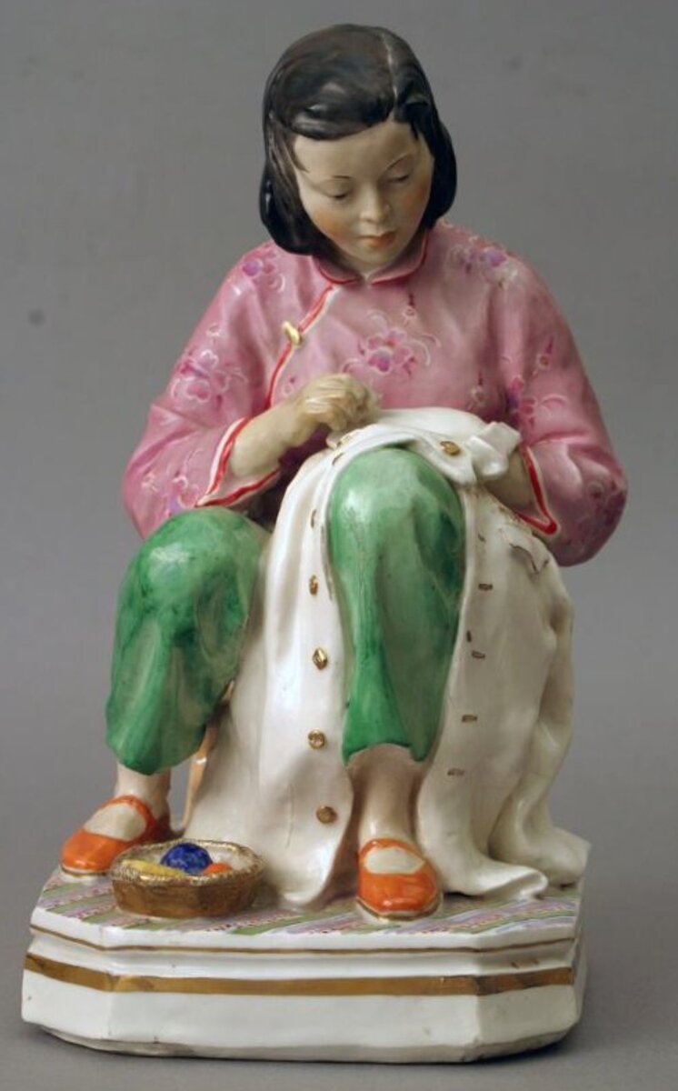 Шепелева М. (Автор росписи), Богданова Ольга Михайловна (Автор модели). Скульптура "Китаянка". 1954 г. "Всероссийский музей декоративно-прикладного и народного искусства". ГоскаталогРФ.