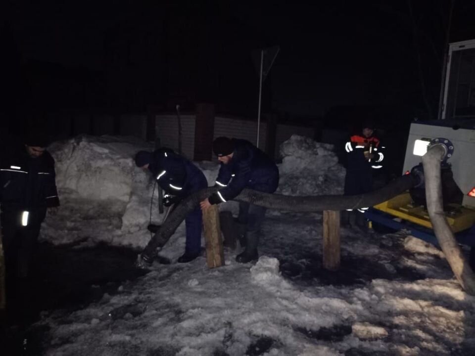    Работа спасателей в поселке Солнечный Первомайского района. Источник: управление Алтайского края по делам ГОЧС и ПБ