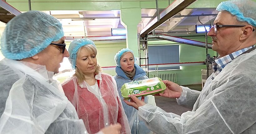Андрей Биль (справа) демонстрирует Евгению Лещенко новую упаковку яиц из экологичного материала.  