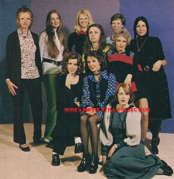 Участницы конкурса "Мисс ТВ Европа". Сильвия Кристель сидит на полу. 