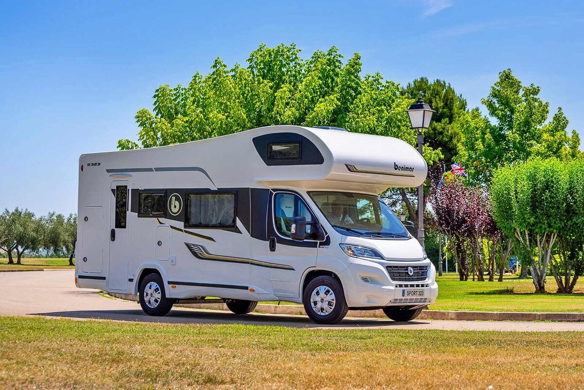 Над кабиной располагается альков - ниша со спальным местом