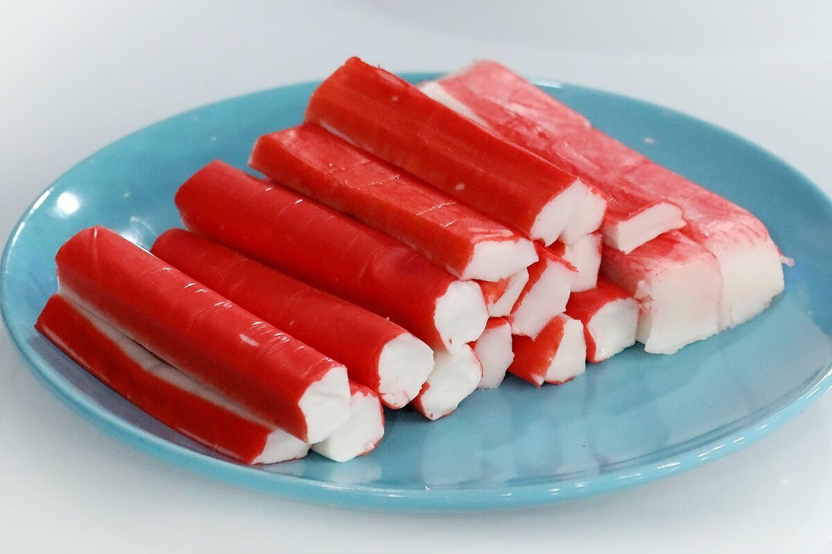 крабовые палочки "крабовый дюшес". салат из крабовых палочек слоями. новогодние закуски из крабовых палочек. рецепт вкусных крабовых палочек. закуска из огурца с крабовыми палочками.