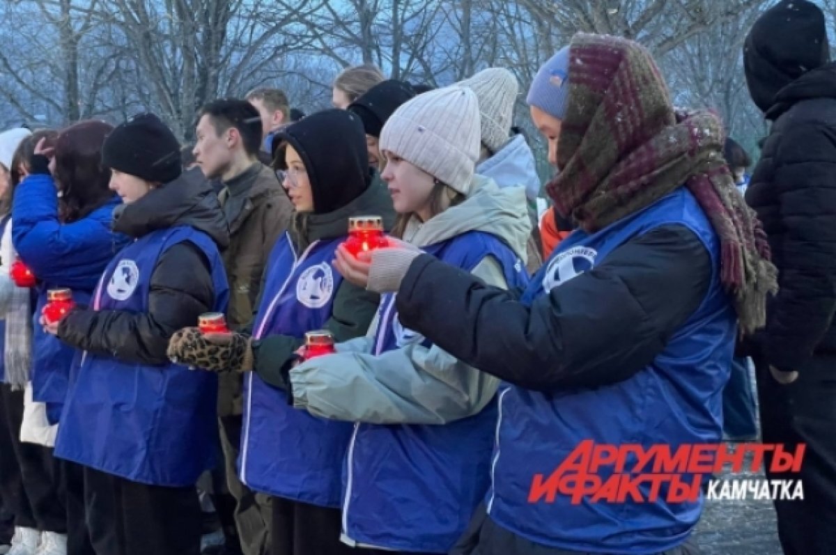    В столице Камчатки на акции памяти жертв теракта горожане пели «Журавли»