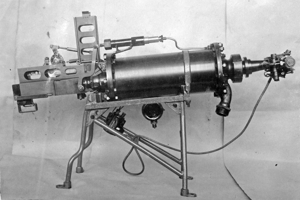 Огнемёт АТО получился значительно более компактным и лёгким, чем конкурирующие разработки. Общая масса тела огнемёта (на фото) составляла всего 66,6 кг, а общая масса оборудования (без огнесмеси и воздуха в баллоне) — 255 кг;