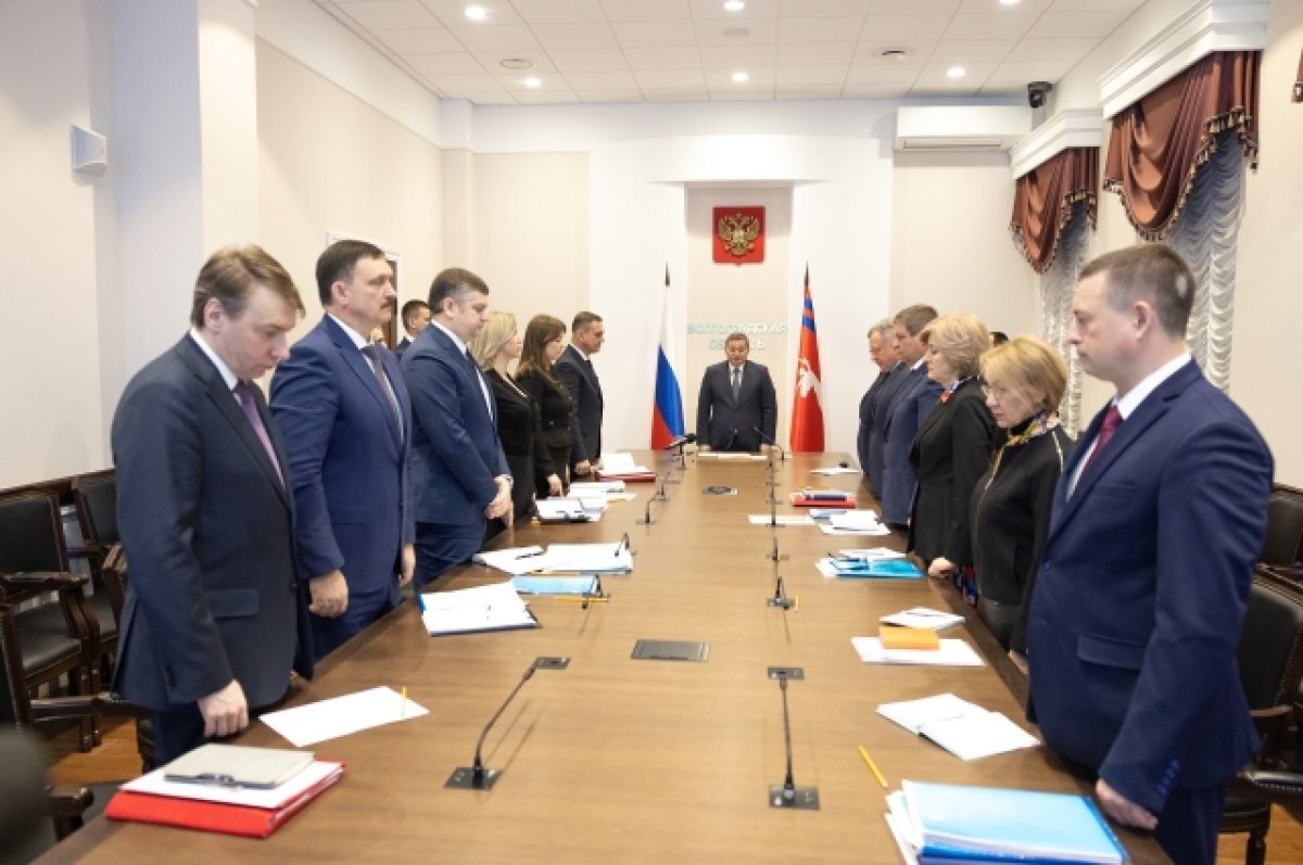    Минутой молчания начали неделю на своих рабочих местах волгоградцы