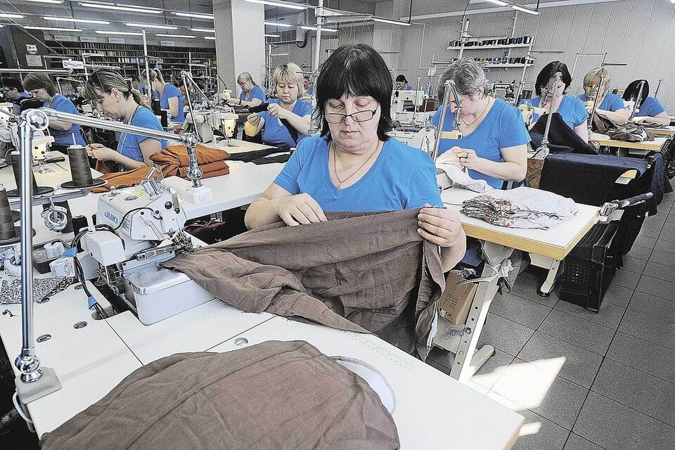 вязальщица на фабрике. работа завод фабрика. торжокская обувная фабрика. завод по производству бытовой техники. работа завод фабрика.