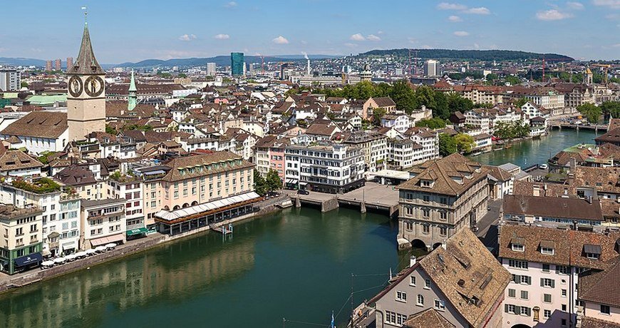  В столице Швейцарии городе Берн проживает всего - 128 848 человек.По нашим меркам небольшой провинциаьний город со старинной архитектурой. Общая численность жителей Швейцарии составляет - 8 703 тыс.
