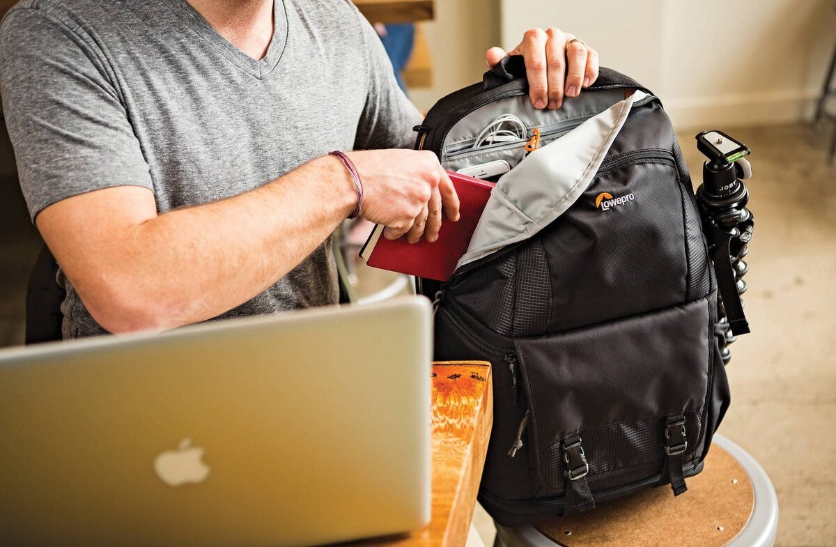    Для транспортировки камер, объективов и аксессуаров также используются рюкзаки. Они различаются по типу конструкции, размеру и другим характеристикам. Фото: w2g.ru