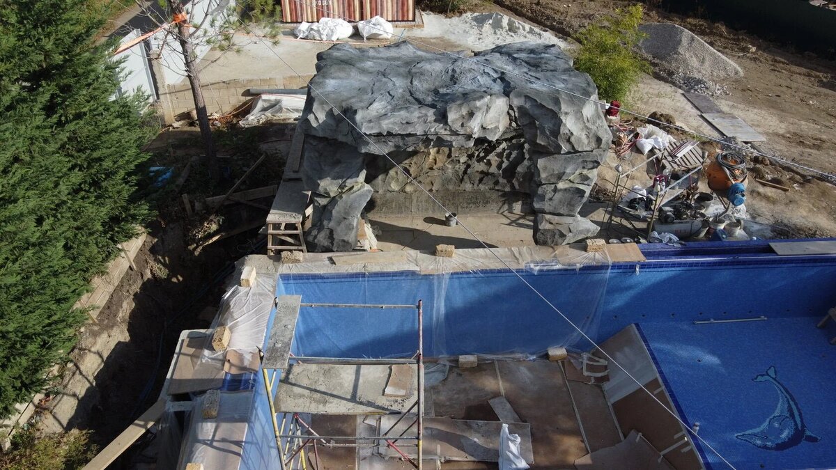 Фото с процесса создания искусственного водопада в бассейне | ART BERENDEEVO