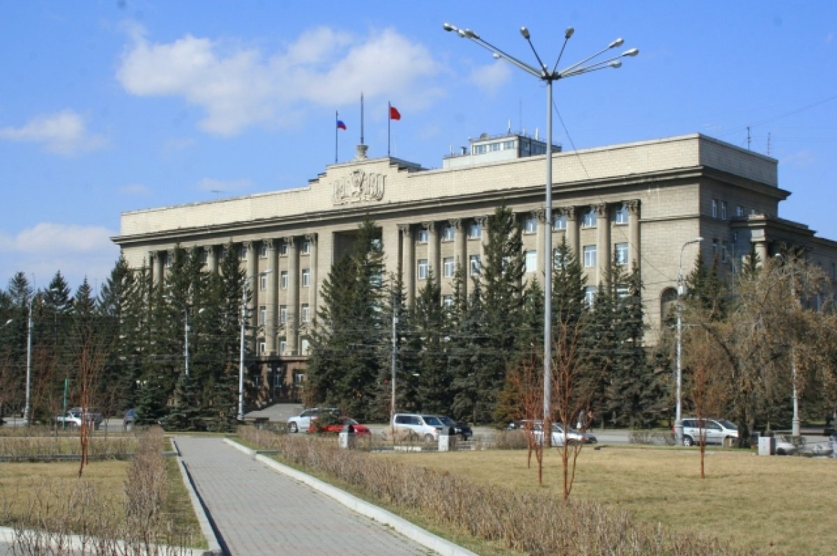    Красноярскую чиновницу упрекнули в безразличии за отсутствие свечи на фото