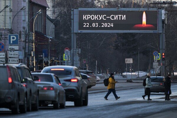 Медиабаннер «Свеча скорби» на Красном проспекте в Новосибирске, 23 марта 2024 года / Александр Кряжев/РИА Новости