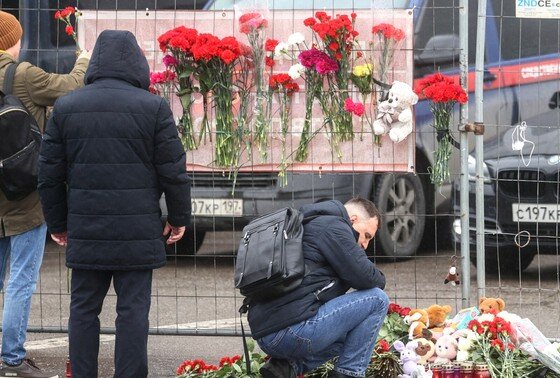    Стихийный мемориал у «Крокус Сити Холла» в Красногорске
