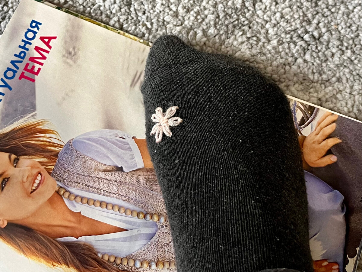 Цветочек на носке