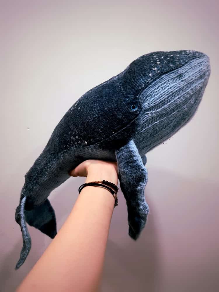 Вязаный горбатый кит.