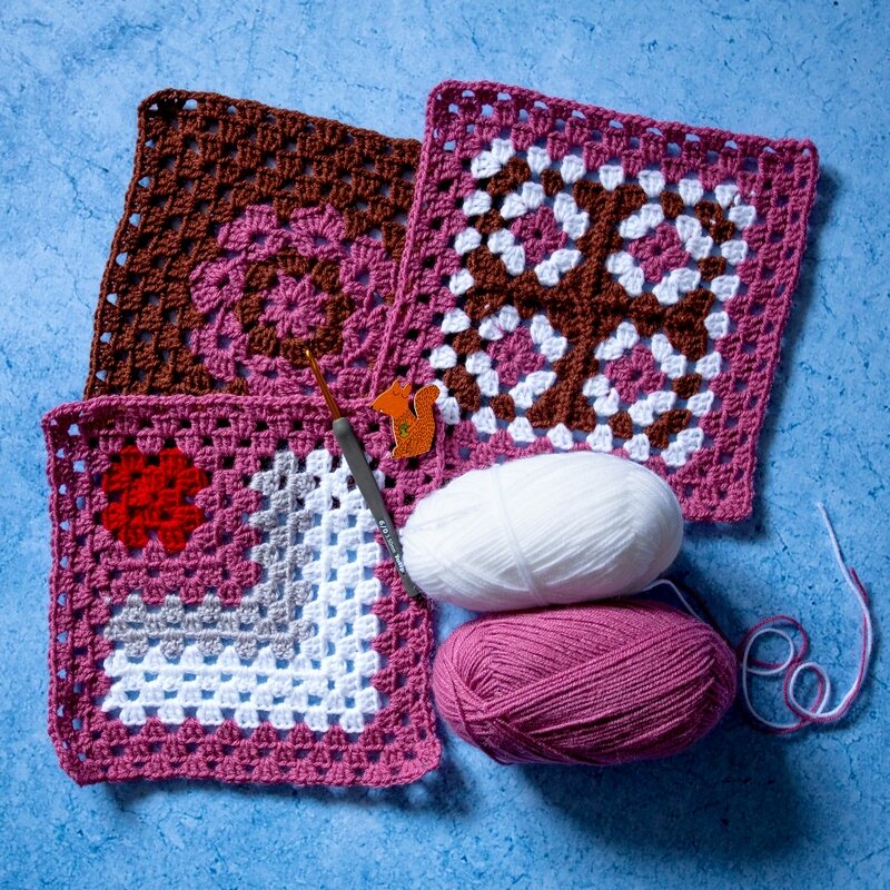 Такие квадраты мы вяжем на встречах