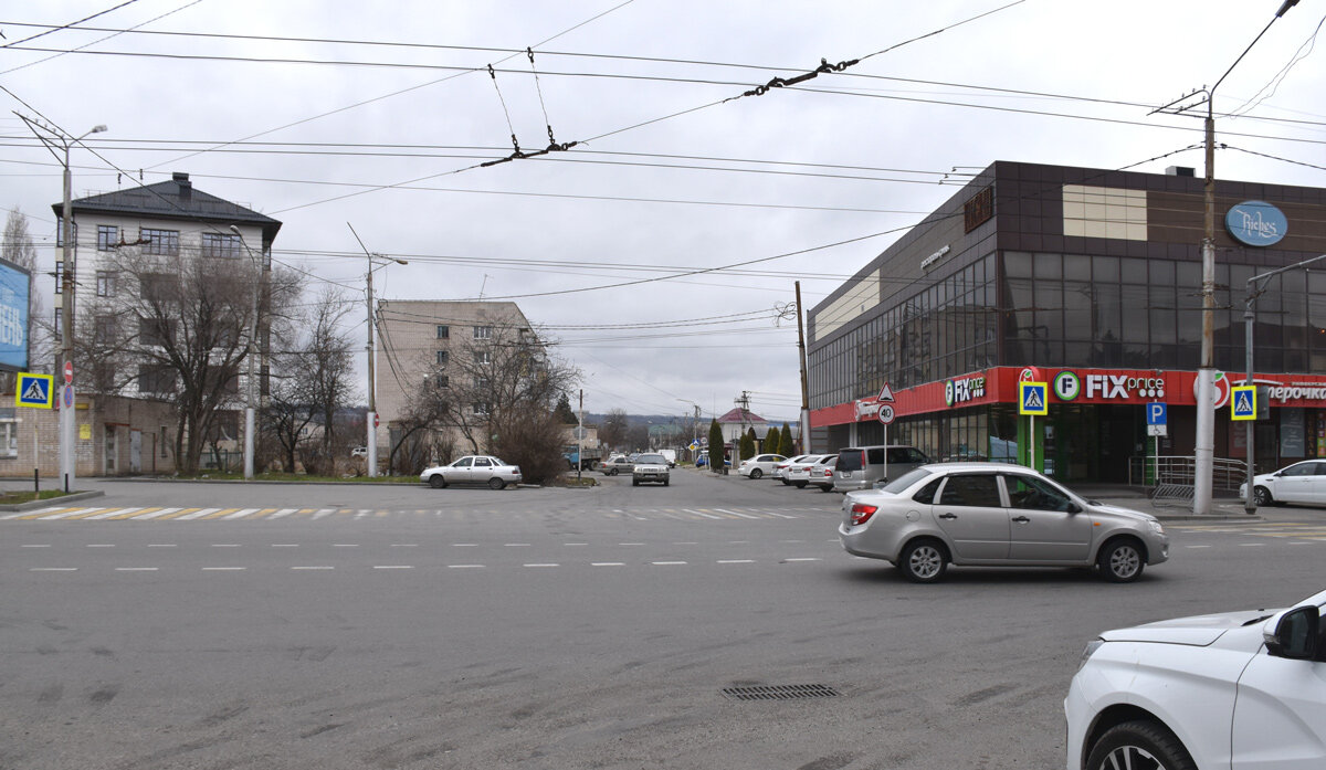Сегодня на улице Лагерной есть кафе, магазины и жилые дома. Фото Светланы ОСЕЦКОЙ.