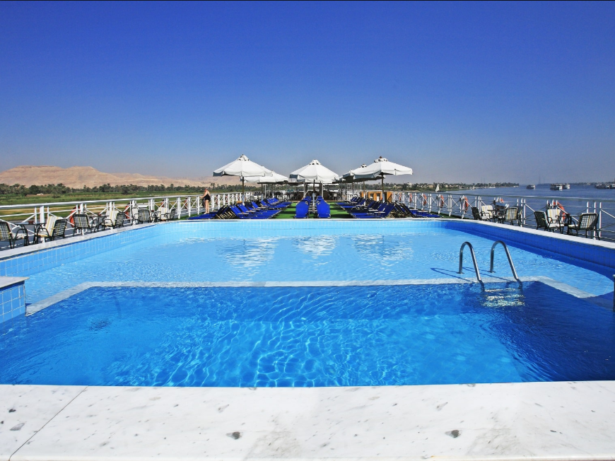 Бассейн на верхней палубе в Iberotel Crown Emperor 4* 