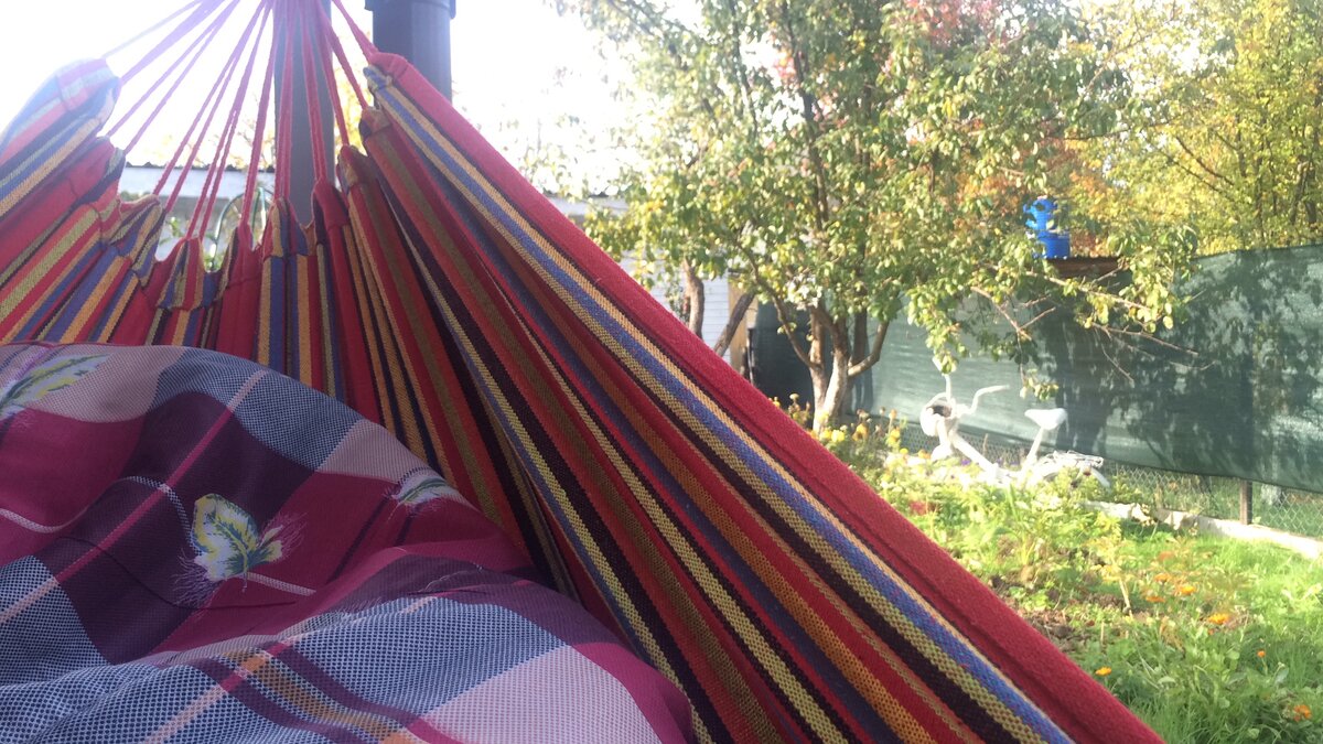 Гамак на даче-самое полезное устройство для дачных работ. Фото автора. 