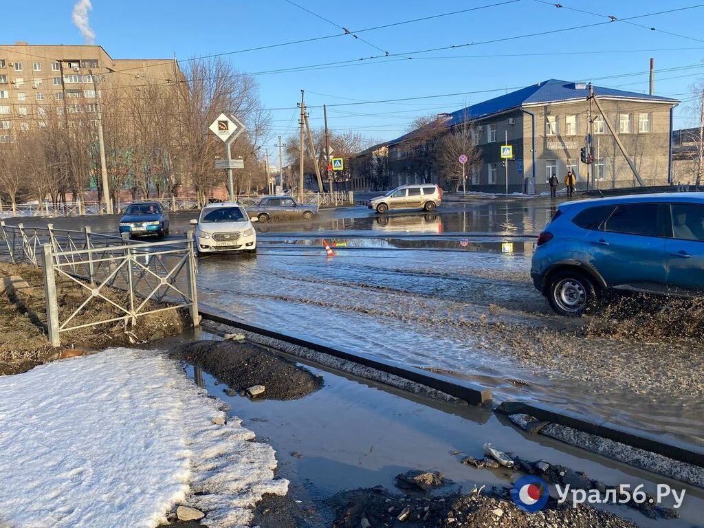    ﻿«Нечто» под водой-2: В Орске автомобилисты продолжают рвать колеса на трамвайных путях. На этот раз в районе Орского шоссе