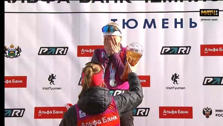    Сливко отдала Кубок Анфисы Резцовой ее дочери Кристине.Скриншот трансляции.