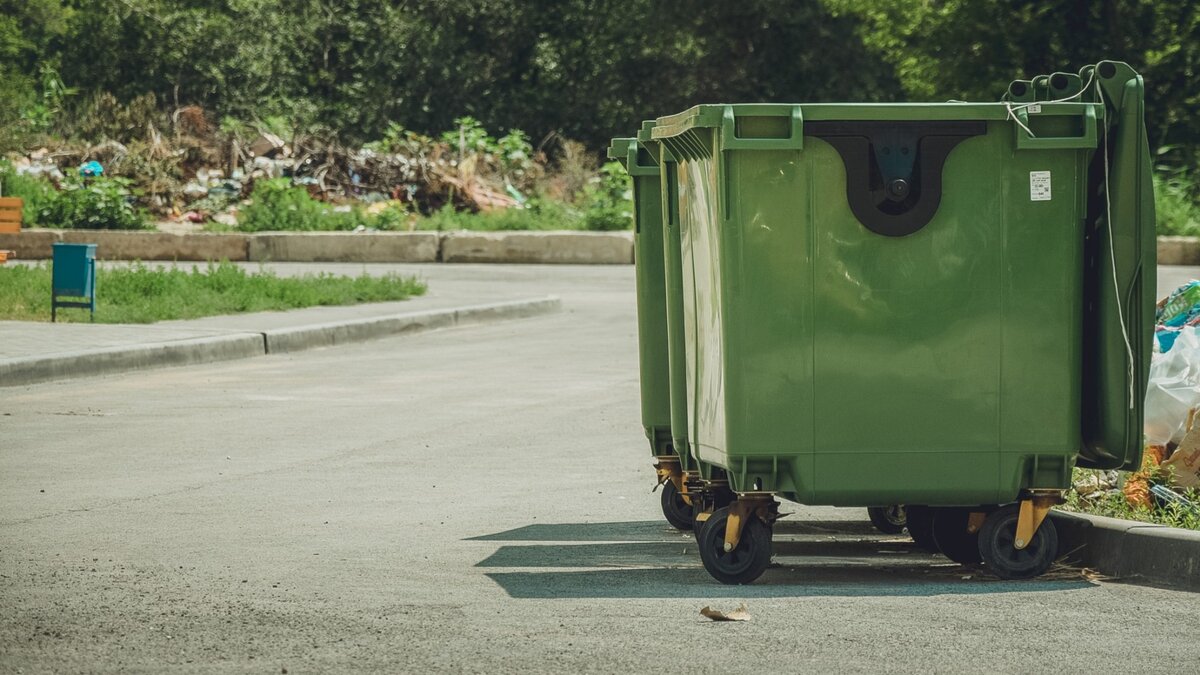     Мужчина решил проблему с мусором весьма неординарно. Приморцы возмущены поступком земляка.