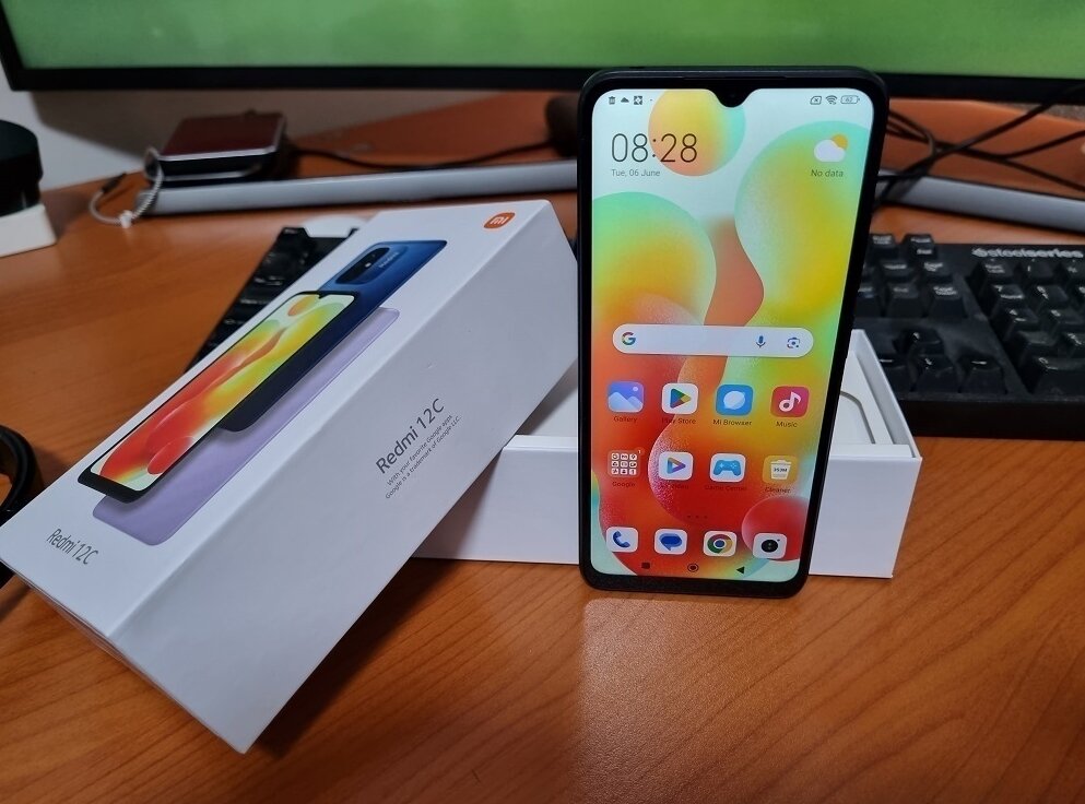 У смартфона достаточно широкие рамки вокруг экрана. Источник: stuff.co.za